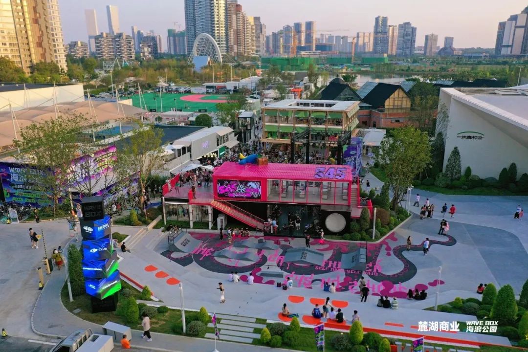 成都麓湖WAVEBOX海浪公园开业、南丰集团宣布AIRSIDE启德将开始试营业、华润万象生活发布2023中期业绩