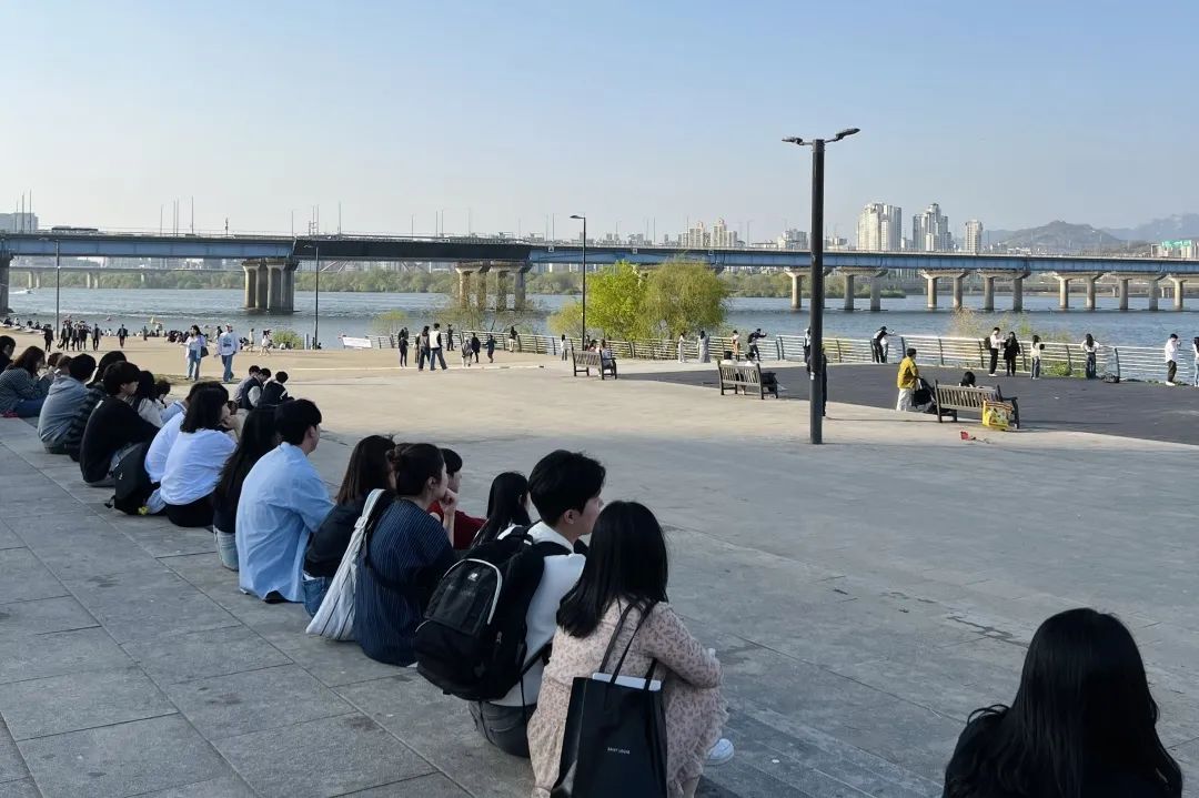 韩国年轻人,为何愿意重回商场?