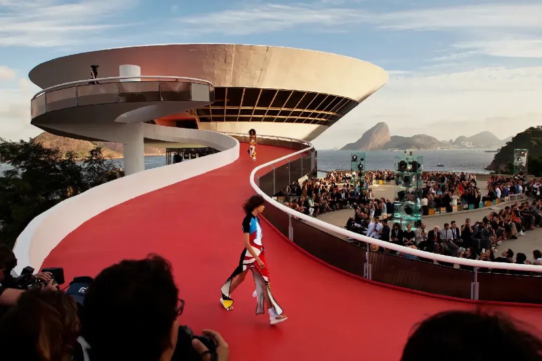 LV的“三块广告牌”