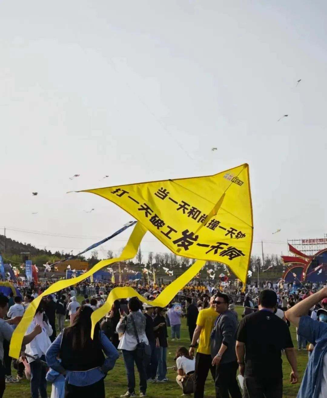 蜡笔小新引争议,“领导的饼”满天飞……潍坊风筝节火出圈!