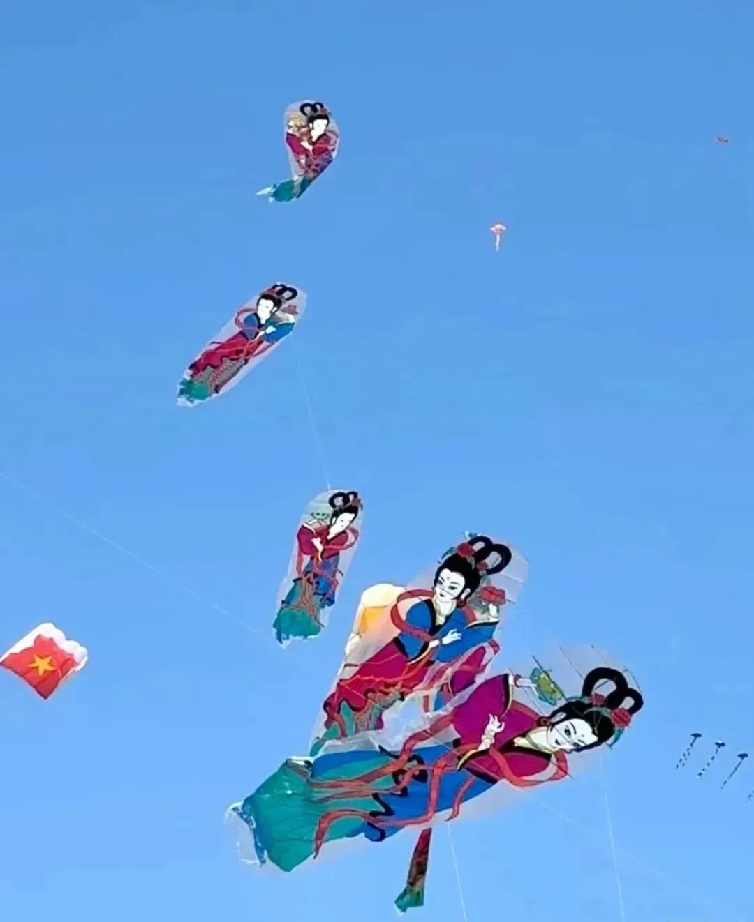 蜡笔小新引争议,“领导的饼”满天飞……潍坊风筝节火出圈!