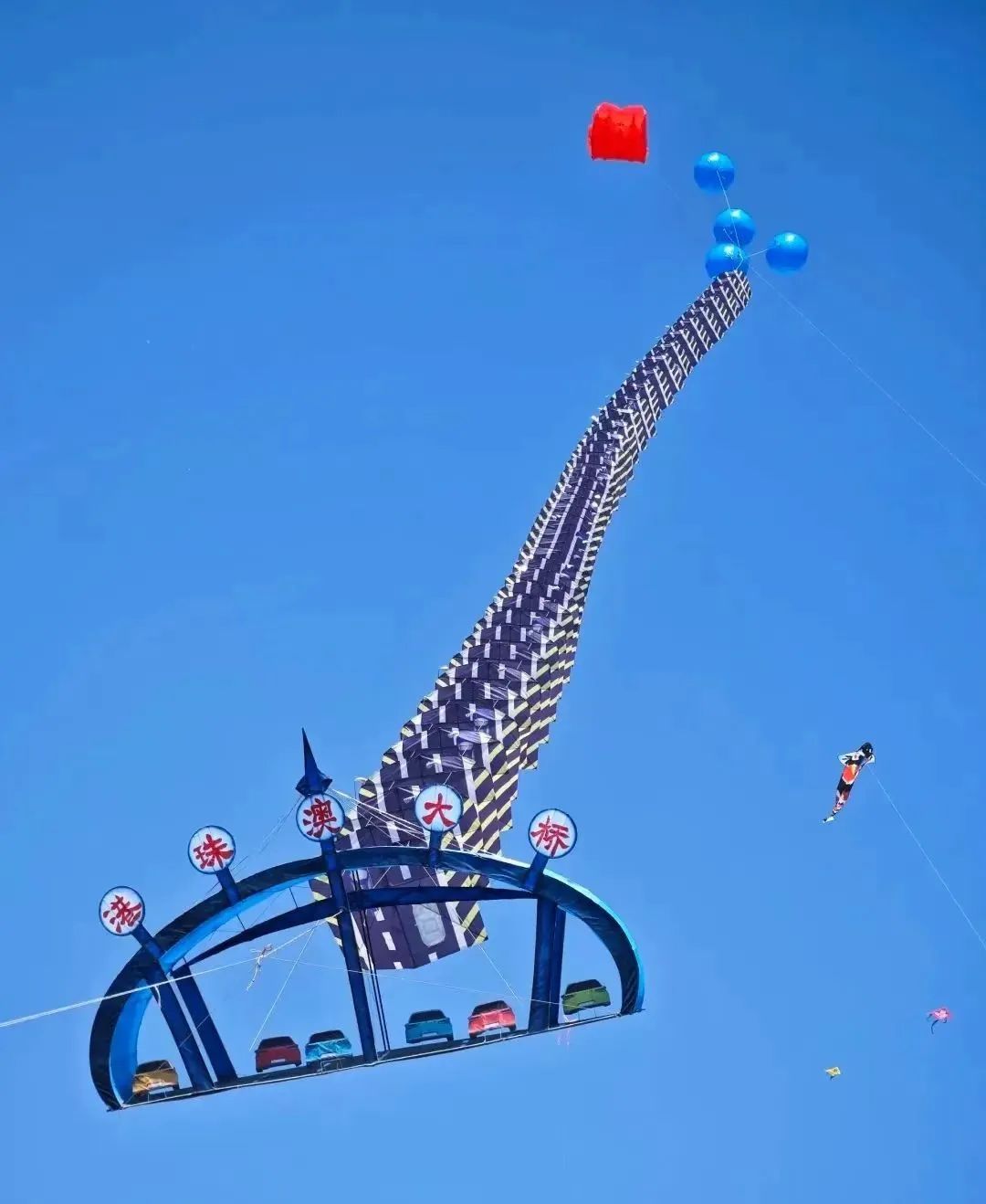 蜡笔小新引争议,“领导的饼”满天飞……潍坊风筝节火出圈!