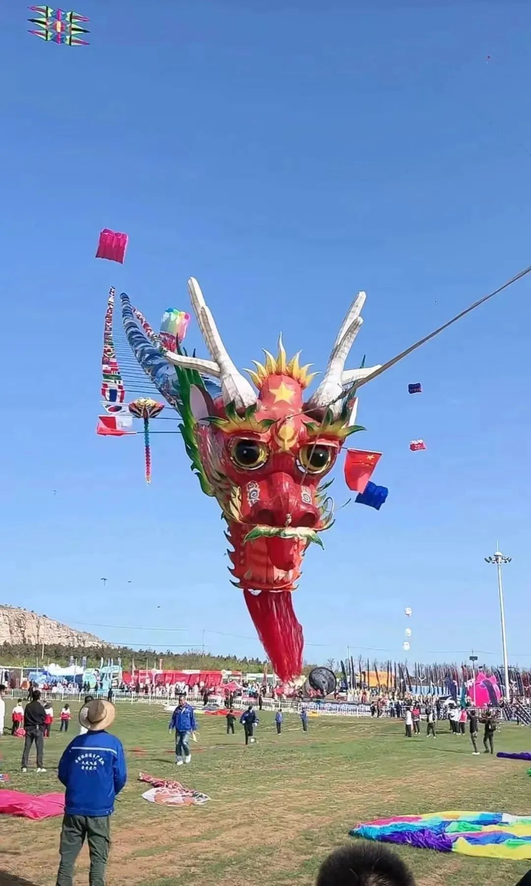 蜡笔小新引争议,“领导的饼”满天飞……潍坊风筝节火出圈!