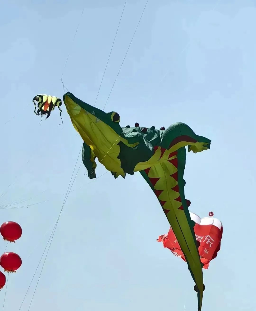 蜡笔小新引争议,“领导的饼”满天飞……潍坊风筝节火出圈!