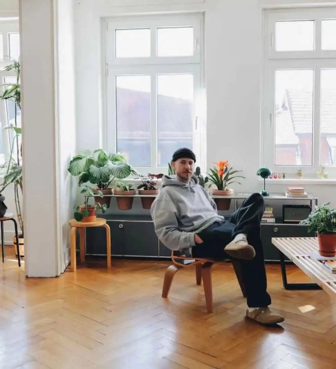 你二大爷的丑拖鞋，成了中产花1000也抢不到的法式足力健？