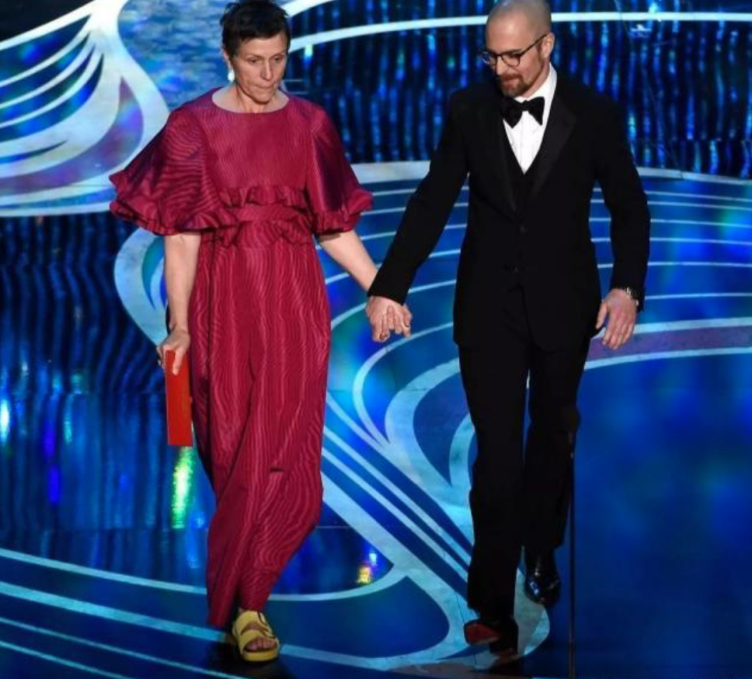 你二大爷的丑拖鞋，成了中产花1000也抢不到的法式足力健？