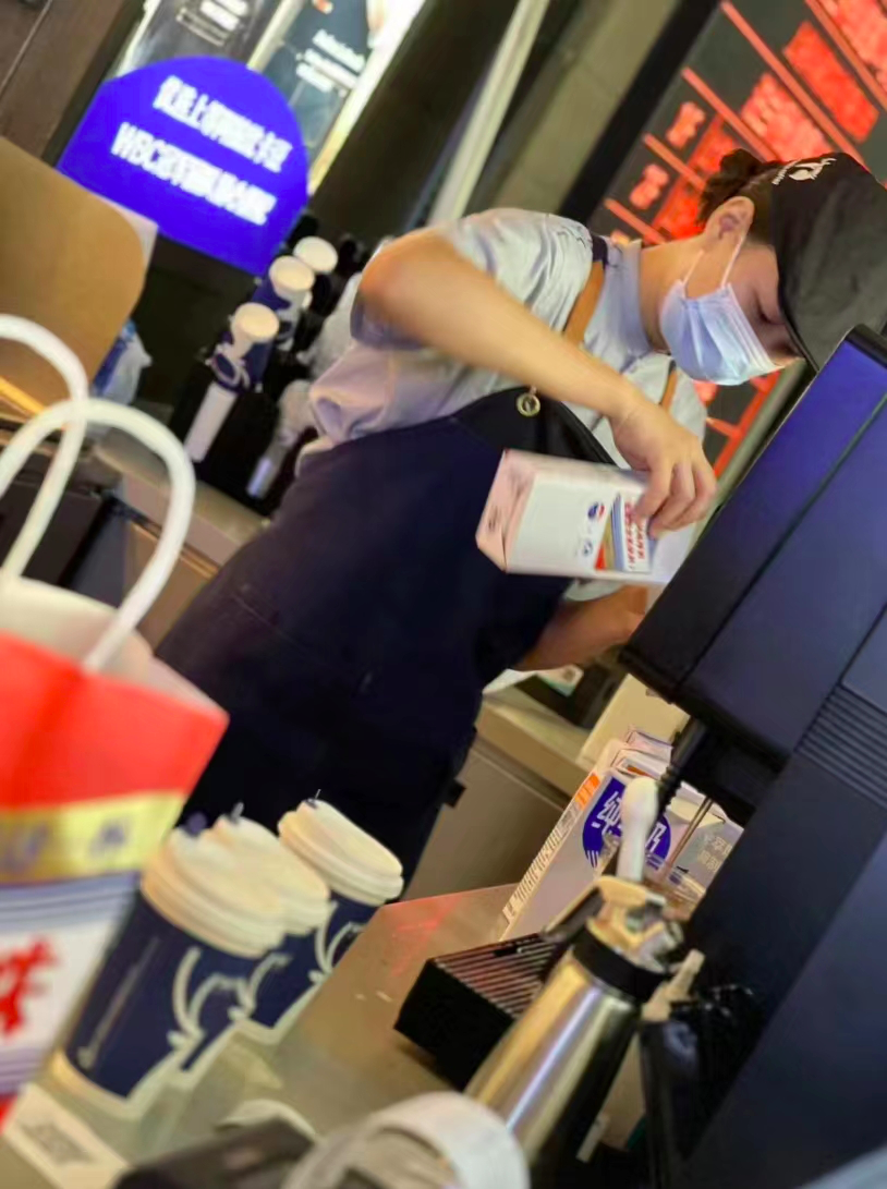 瑞幸+茅台，根本不需要文案