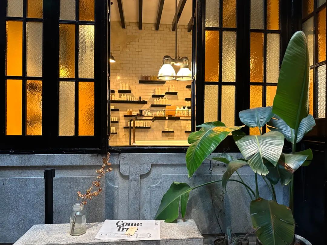 上海新天地：从现象级香氛到LOEWE快闪落地，品牌组合氛围愈发有看头 | iziRetail热点