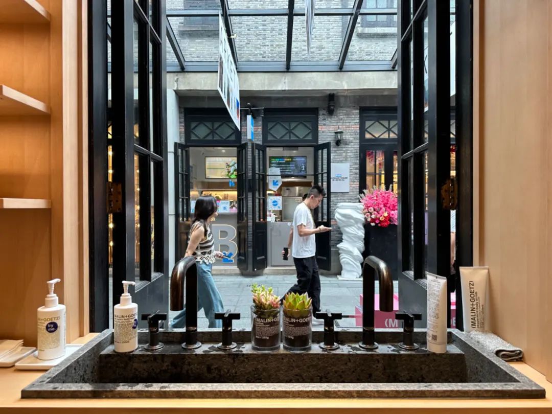 上海新天地：从现象级香氛到LOEWE快闪落地，品牌组合氛围愈发有看头 | iziRetail热点