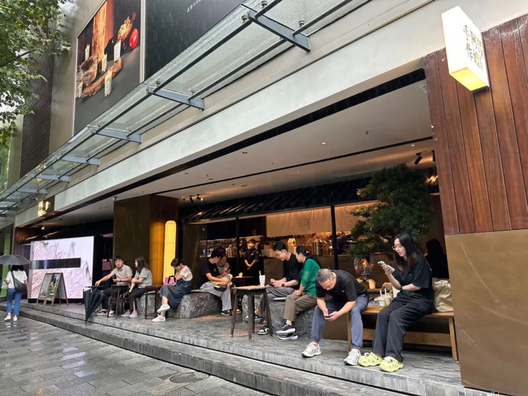 上海新天地：从现象级香氛到LOEWE快闪落地，品牌组合氛围愈发有看头 | iziRetail热点