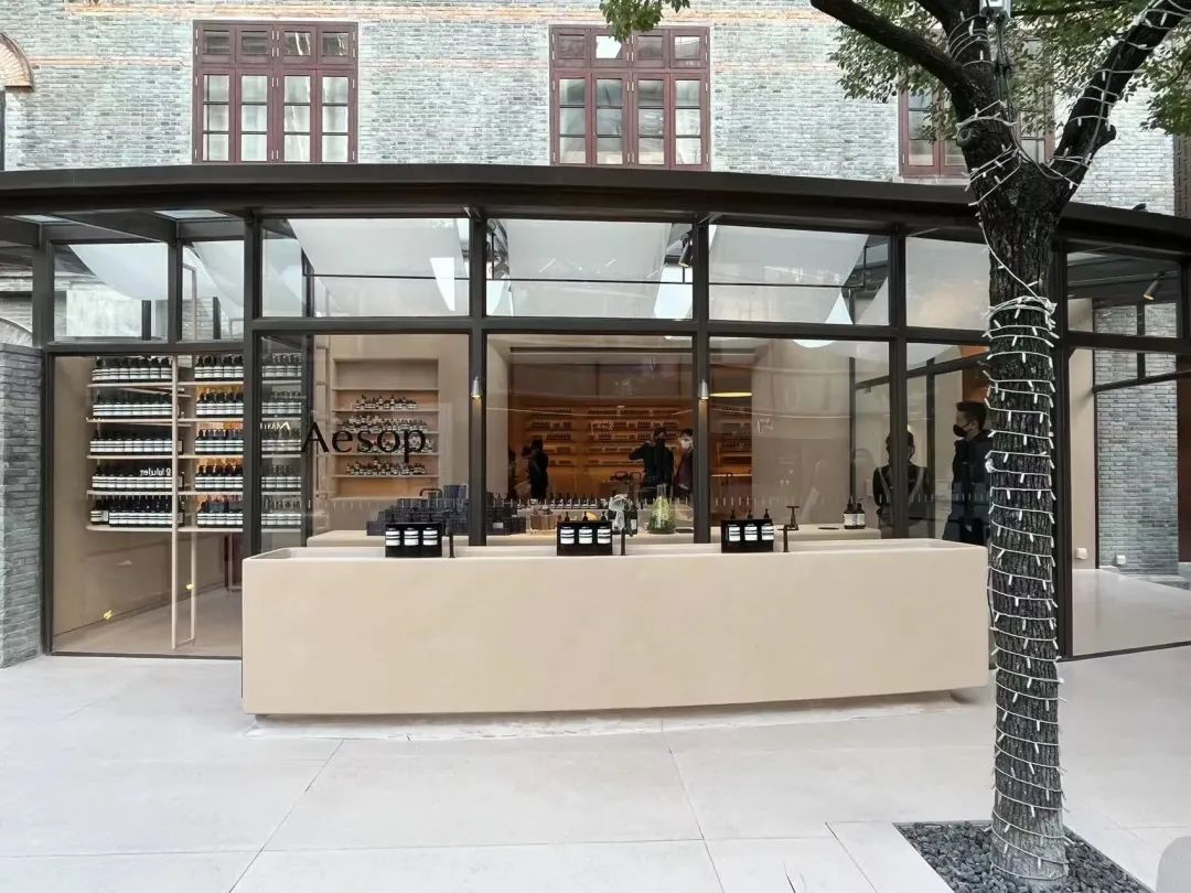 上海新天地：从现象级香氛到LOEWE快闪落地，品牌组合氛围愈发有看头 | iziRetail热点