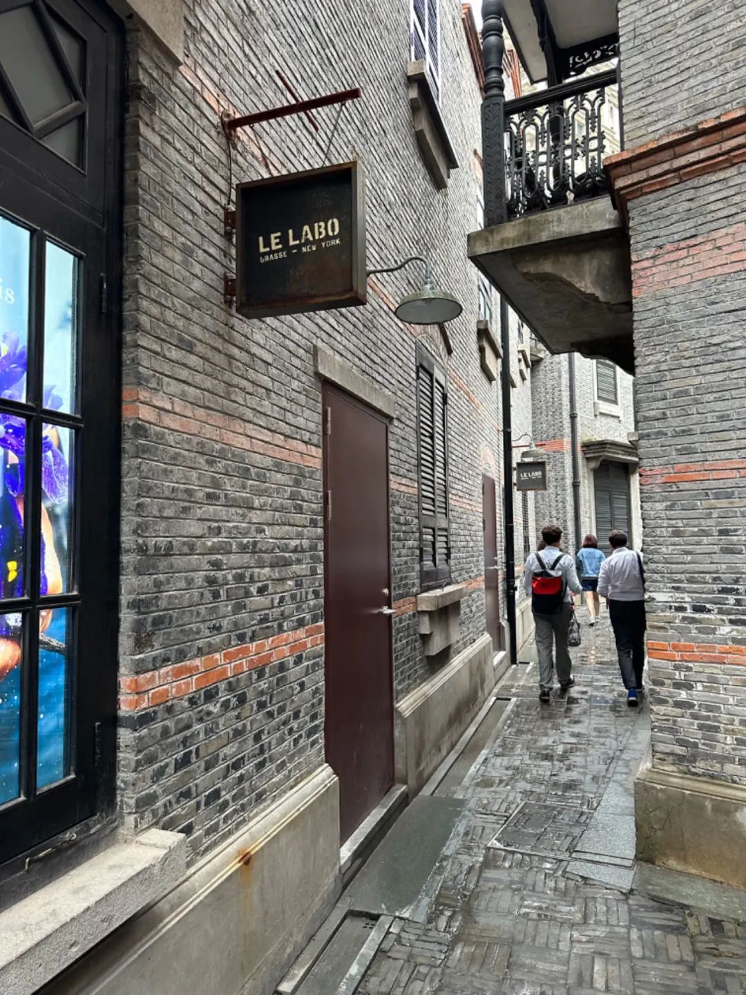 上海新天地：从现象级香氛到LOEWE快闪落地，品牌组合氛围愈发有看头 | iziRetail热点