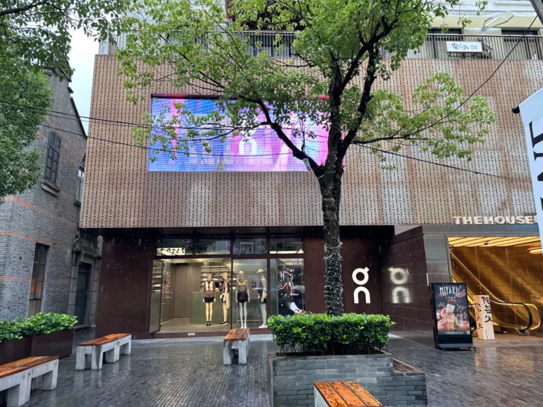 上海新天地：从现象级香氛到LOEWE快闪落地，品牌组合氛围愈发有看头 | iziRetail热点