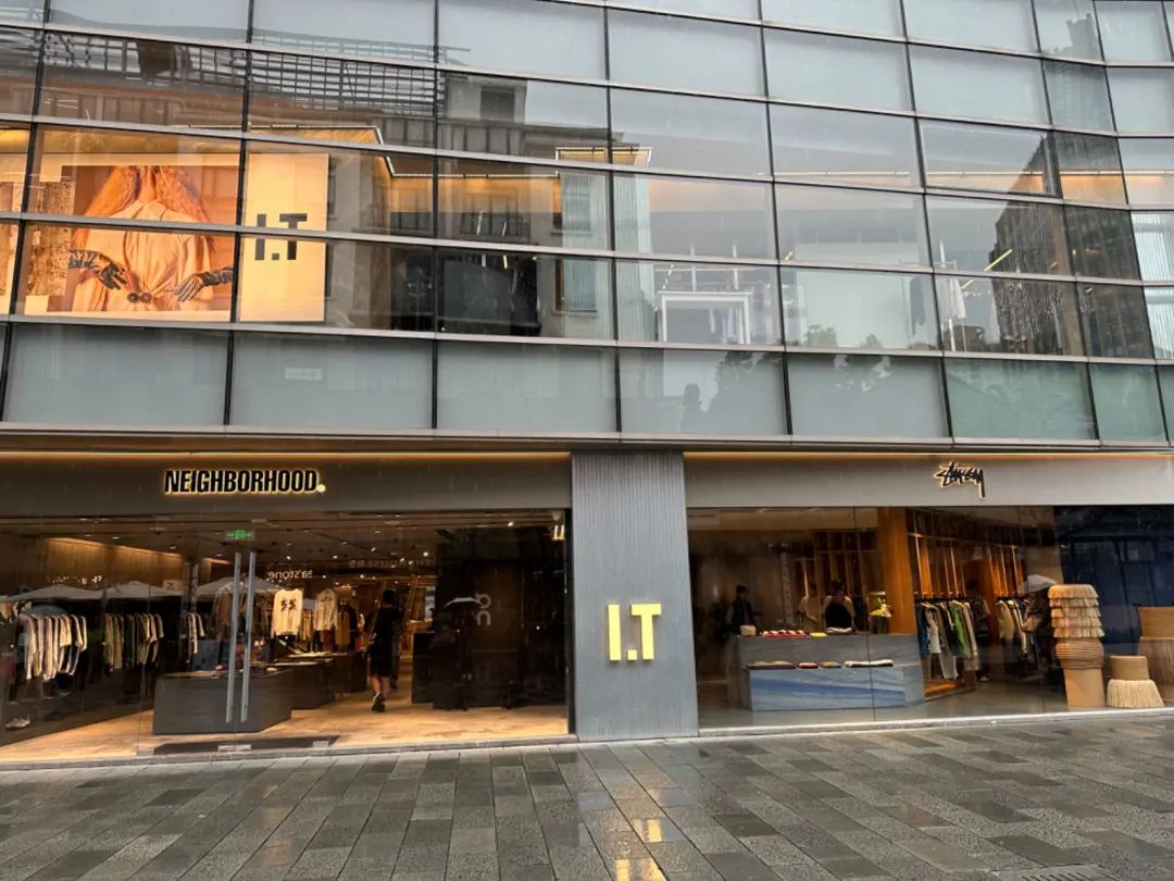 上海新天地：从现象级香氛到LOEWE快闪落地，品牌组合氛围愈发有看头 | iziRetail热点