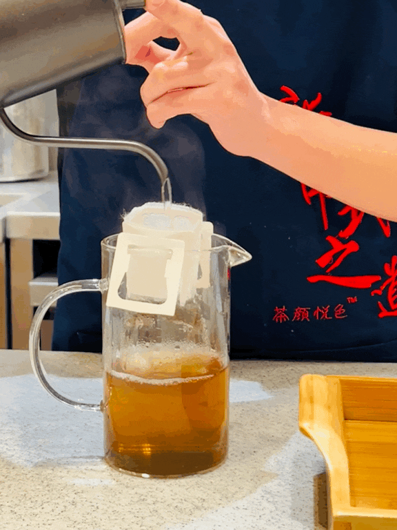 国风茶赛道变天：茶颜悦色丢了第一，怪不得霸王茶姬