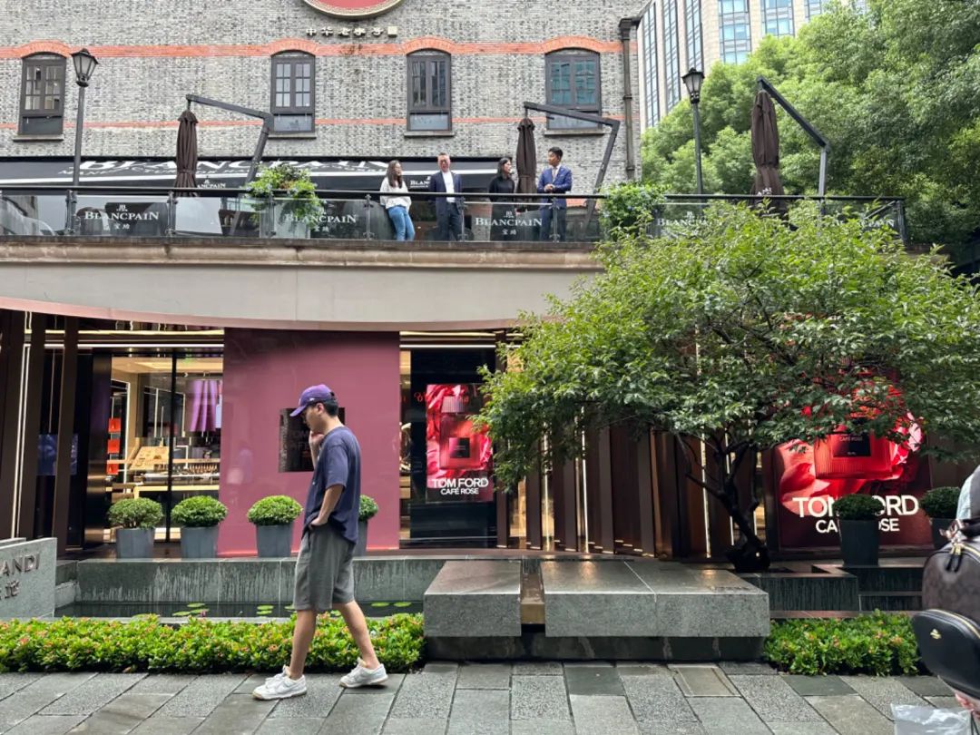 上海新天地：从现象级香氛到LOEWE快闪落地，品牌组合氛围愈发有看头 | iziRetail热点