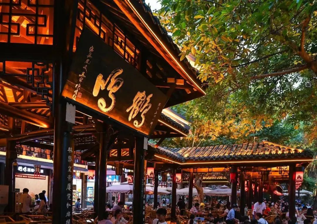 纯「官方出品」的成都祠堂街最近「风很大」，看过之后来聊点真话