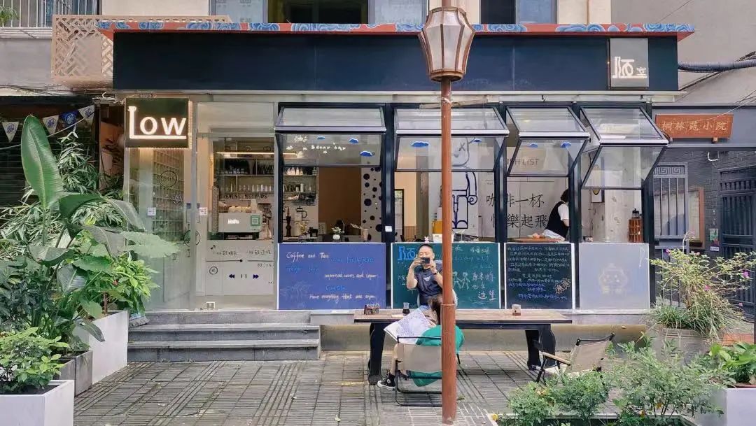 纯「官方出品」的成都祠堂街最近「风很大」，看过之后来聊点真话