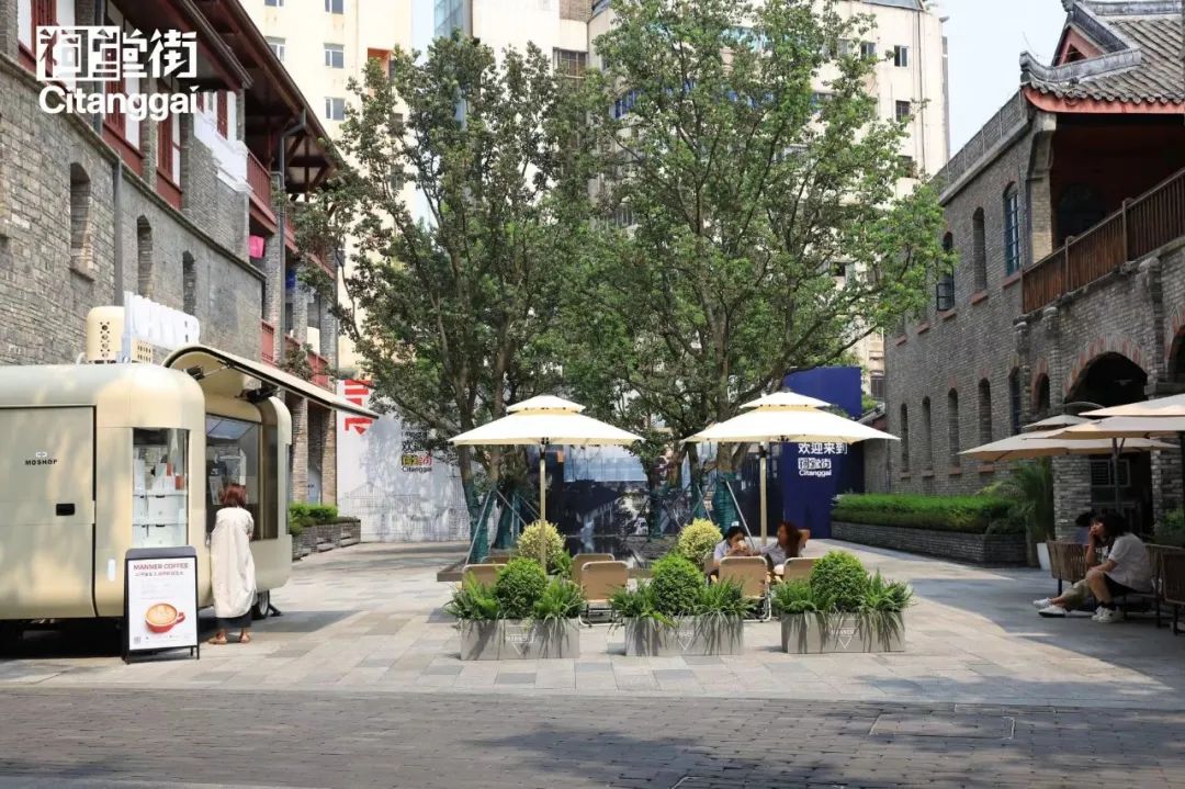 纯「官方出品」的成都祠堂街最近「风很大」，看过之后来聊点真话