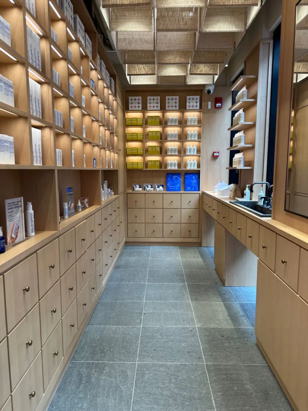 上海新天地：从现象级香氛到LOEWE快闪落地，品牌组合氛围愈发有看头 | iziRetail热点