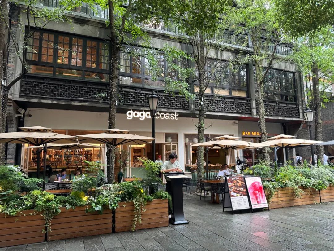 上海新天地：从现象级香氛到LOEWE快闪落地，品牌组合氛围愈发有看头 | iziRetail热点