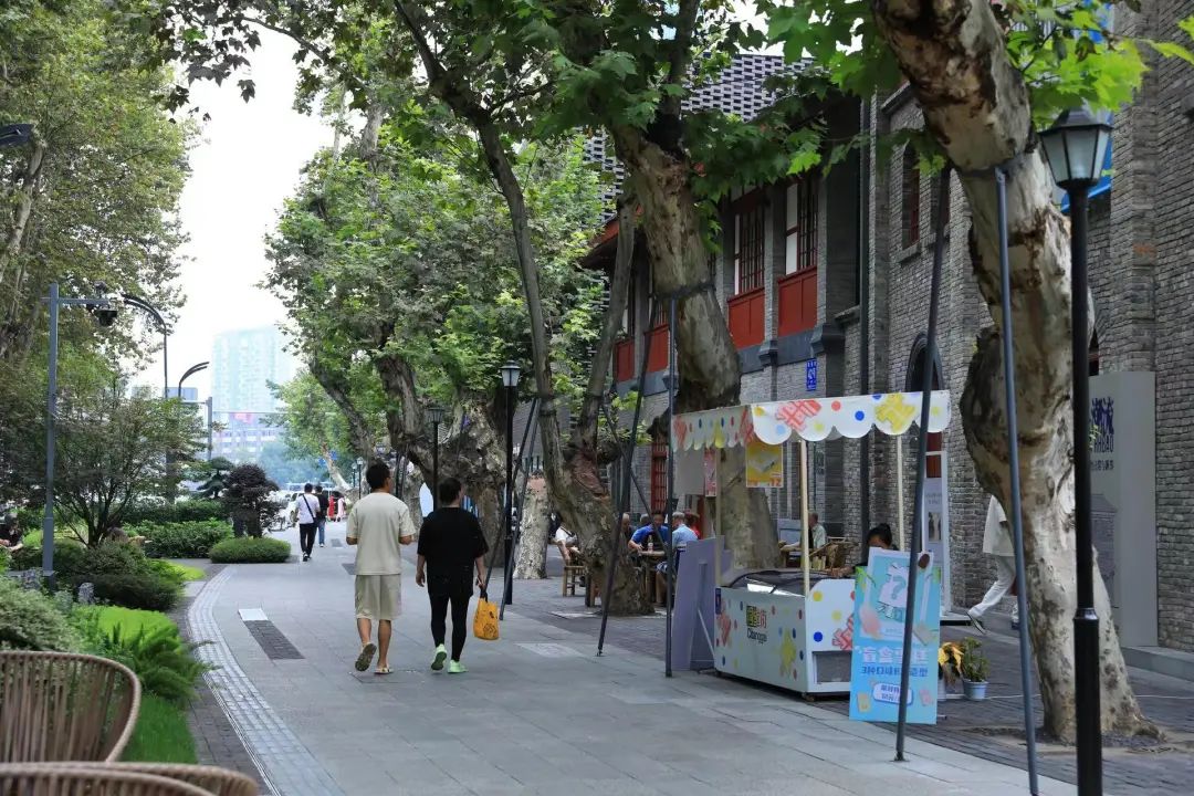 纯「官方出品」的成都祠堂街最近「风很大」，看过之后来聊点真话