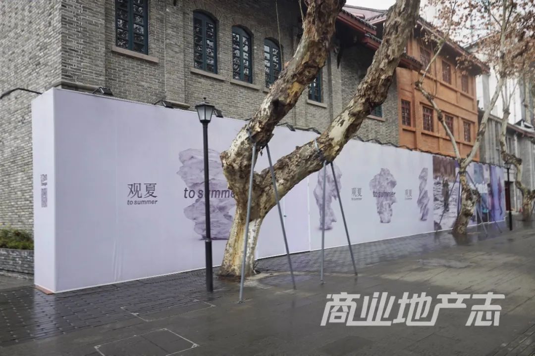 纯「官方出品」的成都祠堂街最近「风很大」，看过之后来聊点真话