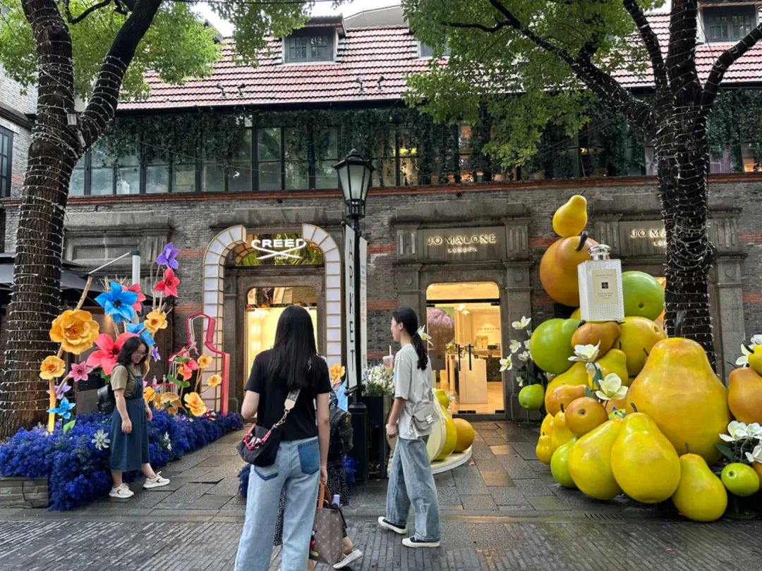上海新天地：从现象级香氛到LOEWE快闪落地，品牌组合氛围愈发有看头 | iziRetail热点