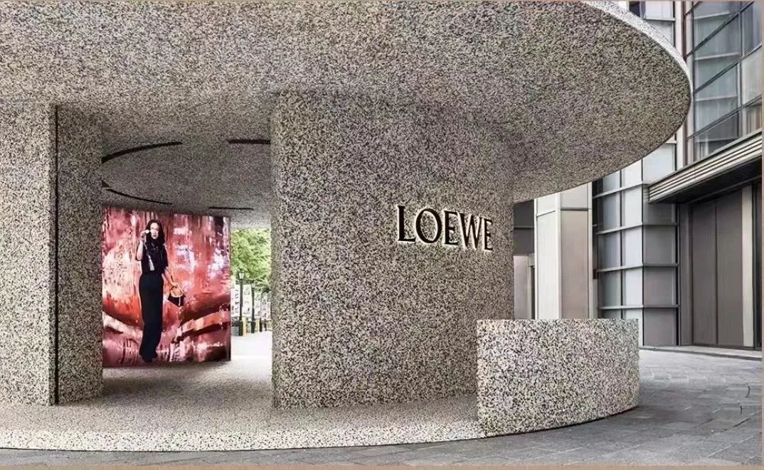 上海新天地：从现象级香氛到LOEWE快闪落地，品牌组合氛围愈发有看头 | iziRetail热点