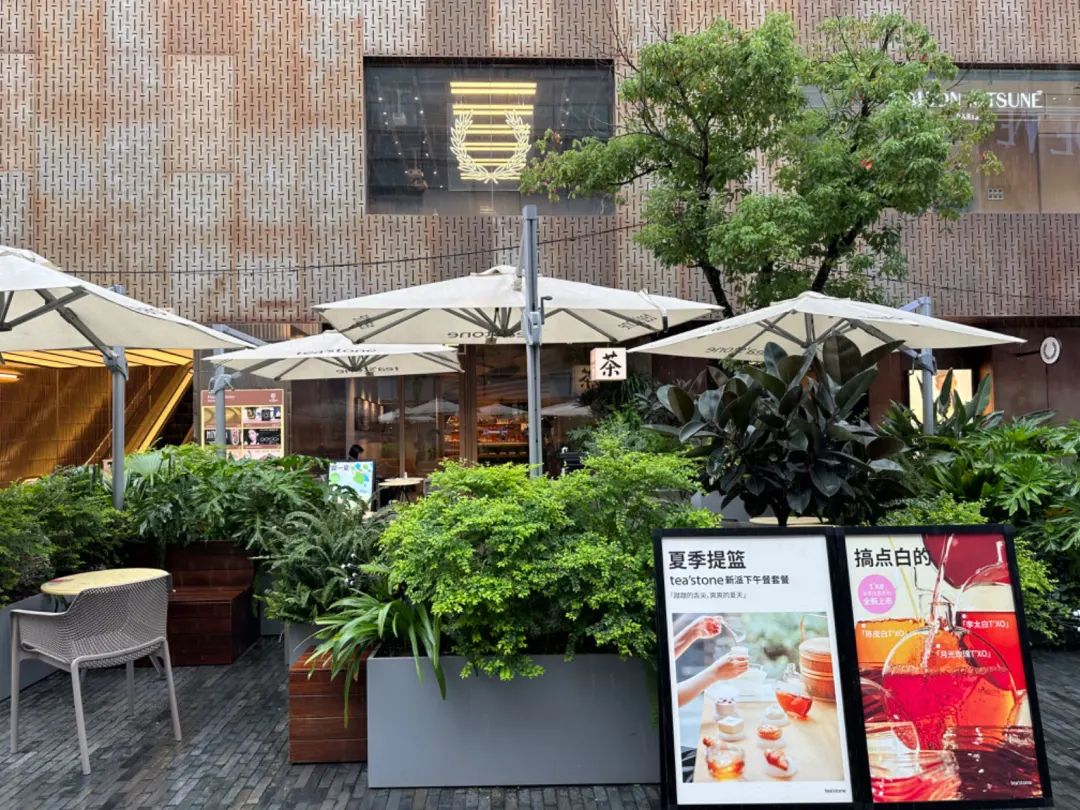 上海新天地：从现象级香氛到LOEWE快闪落地，品牌组合氛围愈发有看头 | iziRetail热点