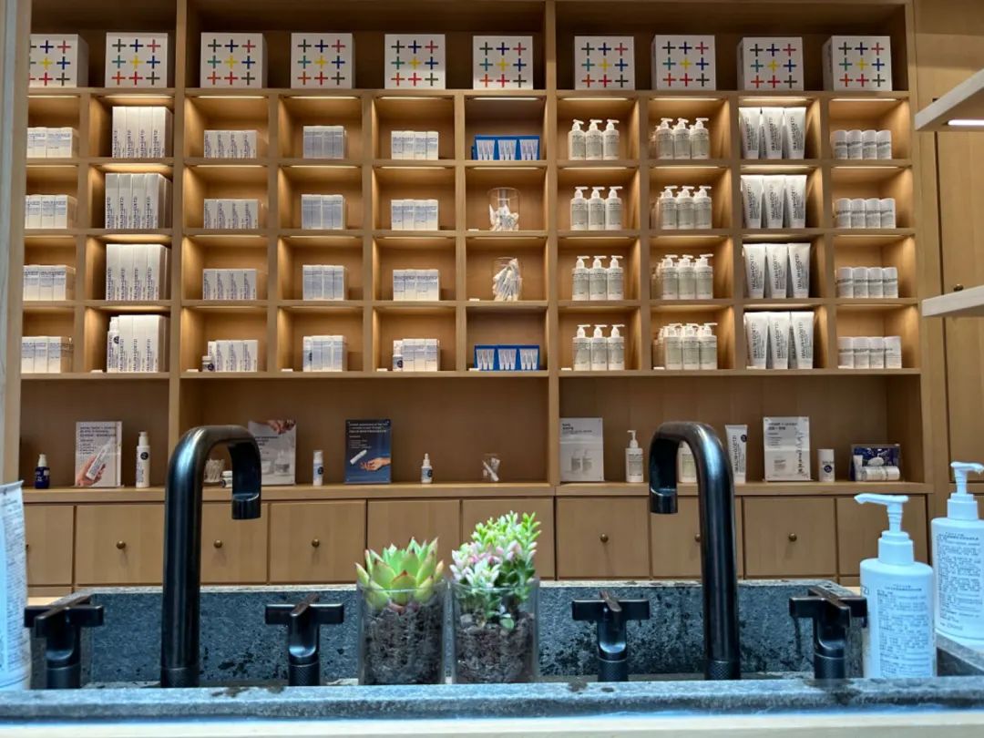 上海新天地：从现象级香氛到LOEWE快闪落地，品牌组合氛围愈发有看头 | iziRetail热点