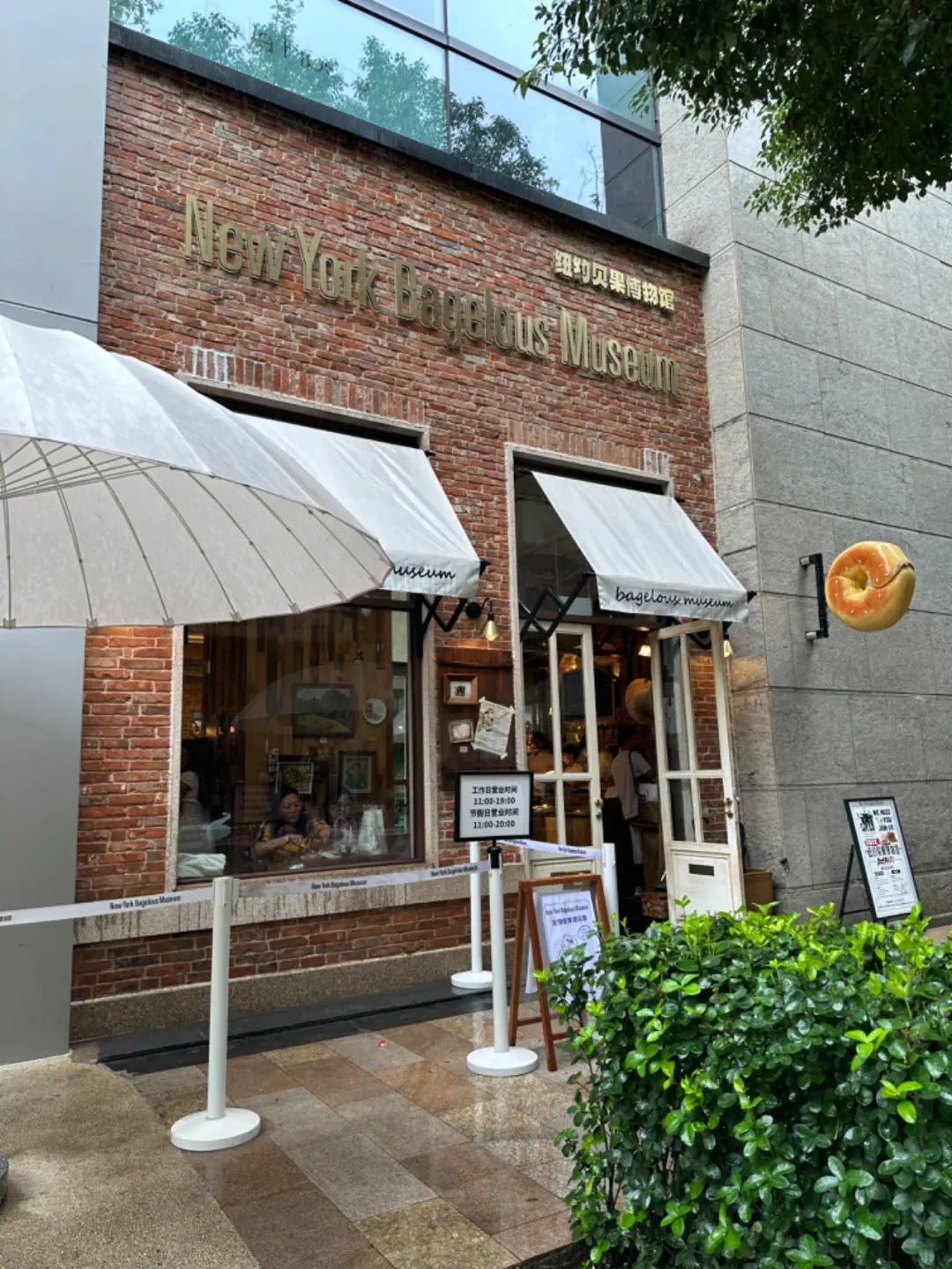 上海新天地：从现象级香氛到LOEWE快闪落地，品牌组合氛围愈发有看头 | iziRetail热点