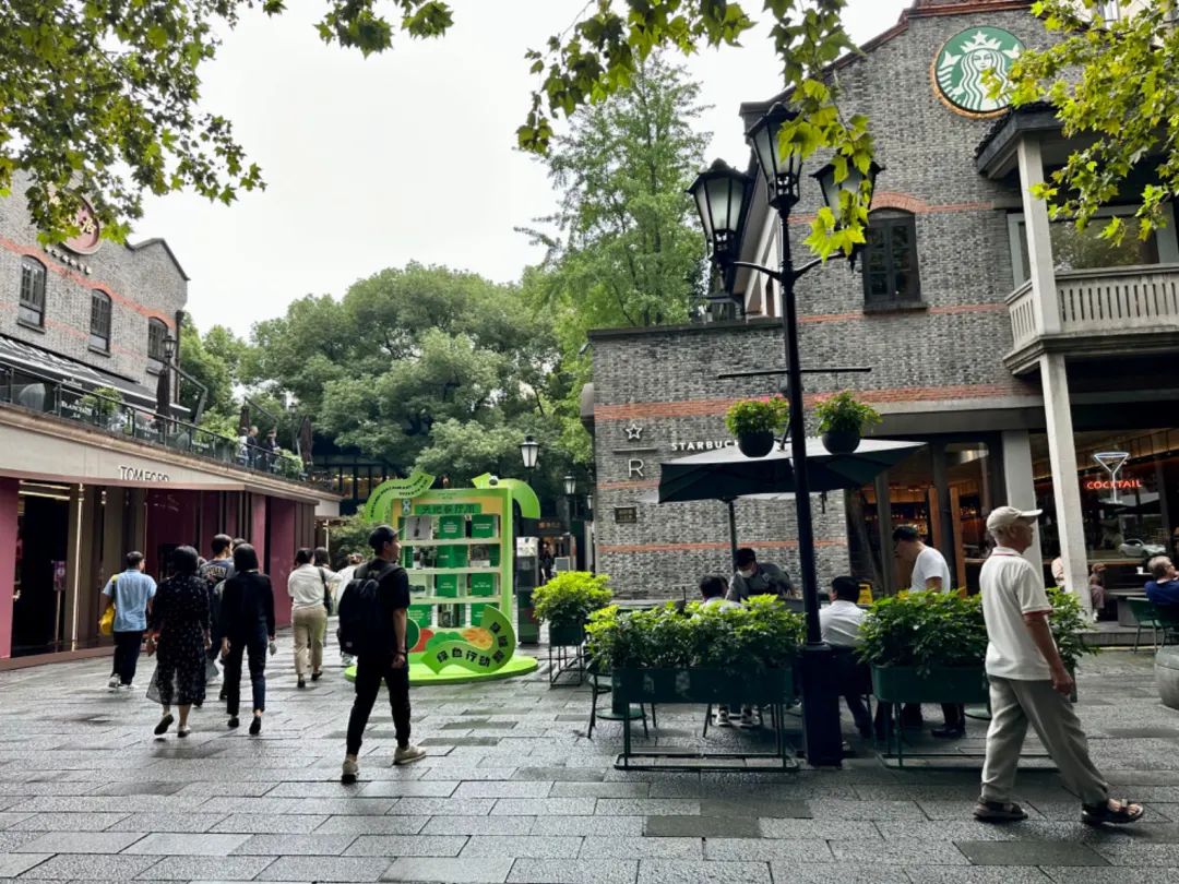 上海新天地：从现象级香氛到LOEWE快闪落地，品牌组合氛围愈发有看头 | iziRetail热点