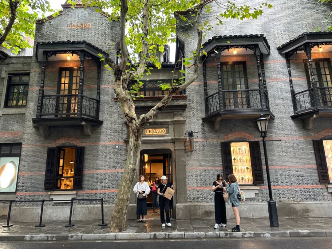 上海新天地：从现象级香氛到LOEWE快闪落地，品牌组合氛围愈发有看头 | iziRetail热点