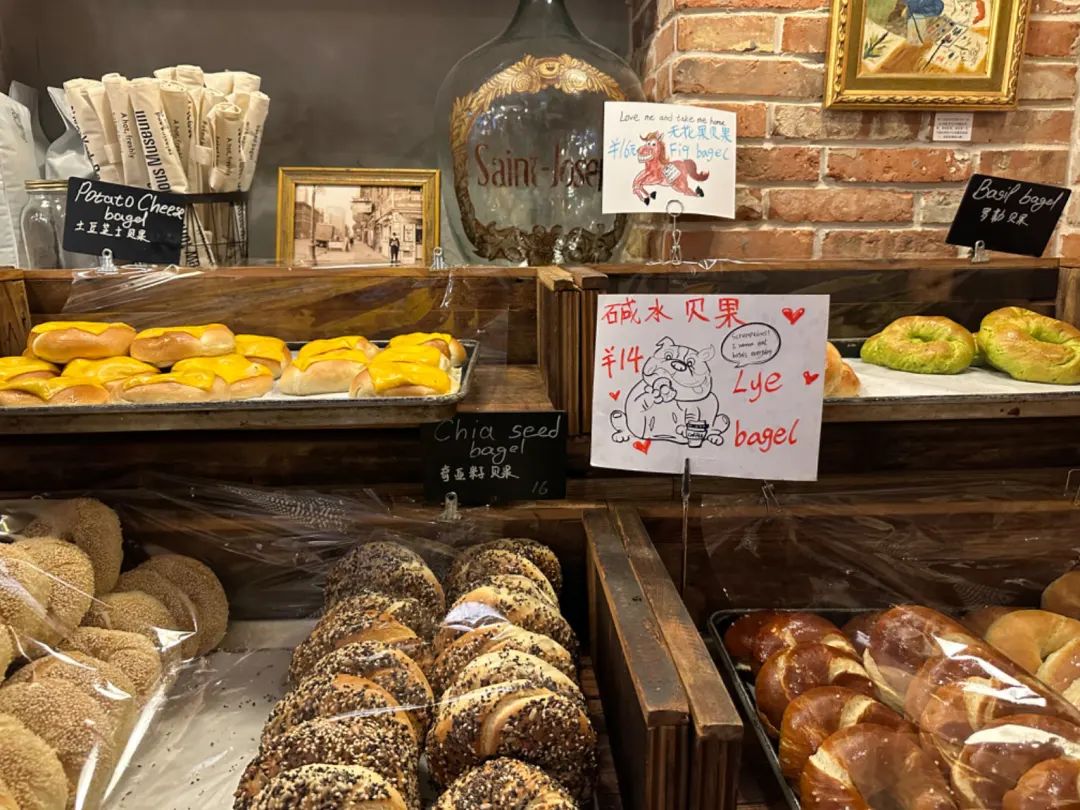 上海新天地：从现象级香氛到LOEWE快闪落地，品牌组合氛围愈发有看头 | iziRetail热点