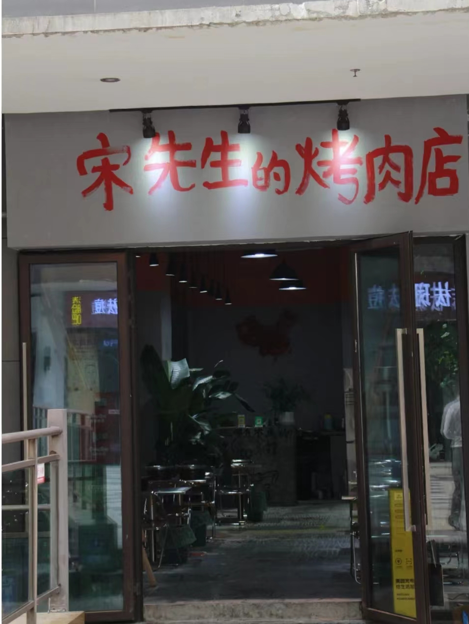 “笨手笨脚搬家公司”爆火，创意被网友笑上热搜