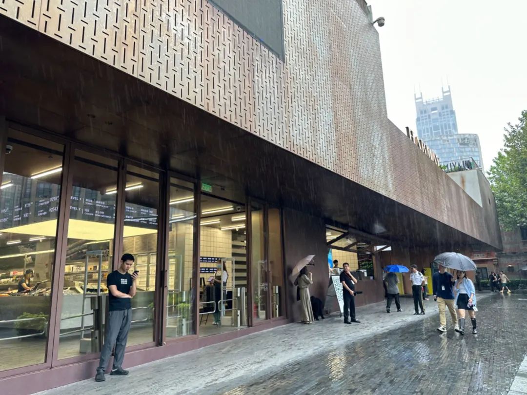 上海新天地：从现象级香氛到LOEWE快闪落地，品牌组合氛围愈发有看头 | iziRetail热点