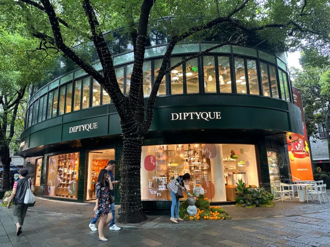 上海新天地：从现象级香氛到LOEWE快闪落地，品牌组合氛围愈发有看头 | iziRetail热点