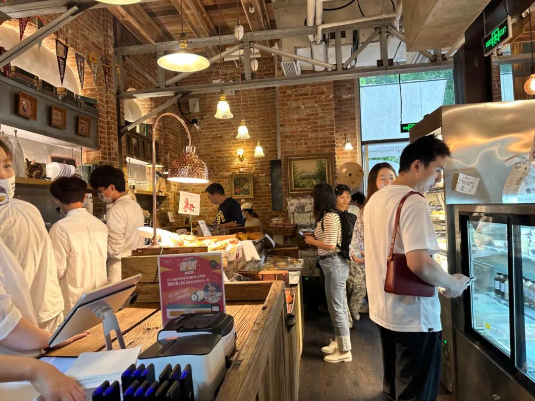 上海新天地：从现象级香氛到LOEWE快闪落地，品牌组合氛围愈发有看头 | iziRetail热点