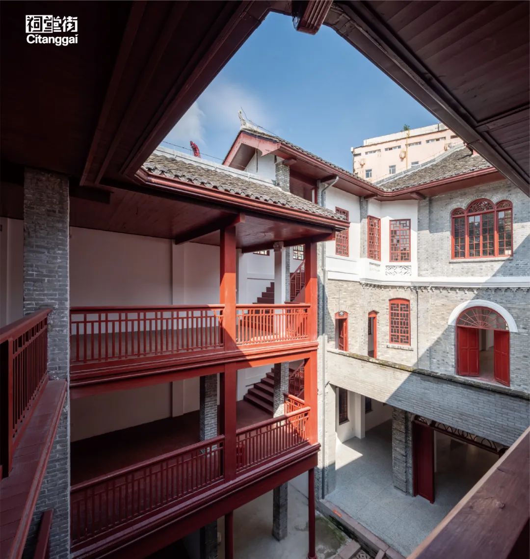 纯「官方出品」的成都祠堂街最近「风很大」，看过之后来聊点真话