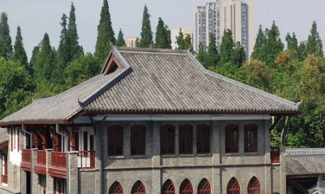 纯「官方出品」的成都祠堂街最近「风很大」，看过之后来聊点真话