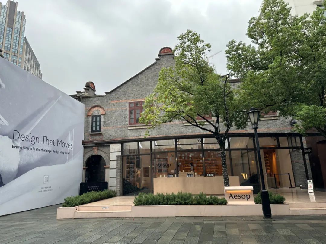 上海新天地：从现象级香氛到LOEWE快闪落地，品牌组合氛围愈发有看头 | iziRetail热点