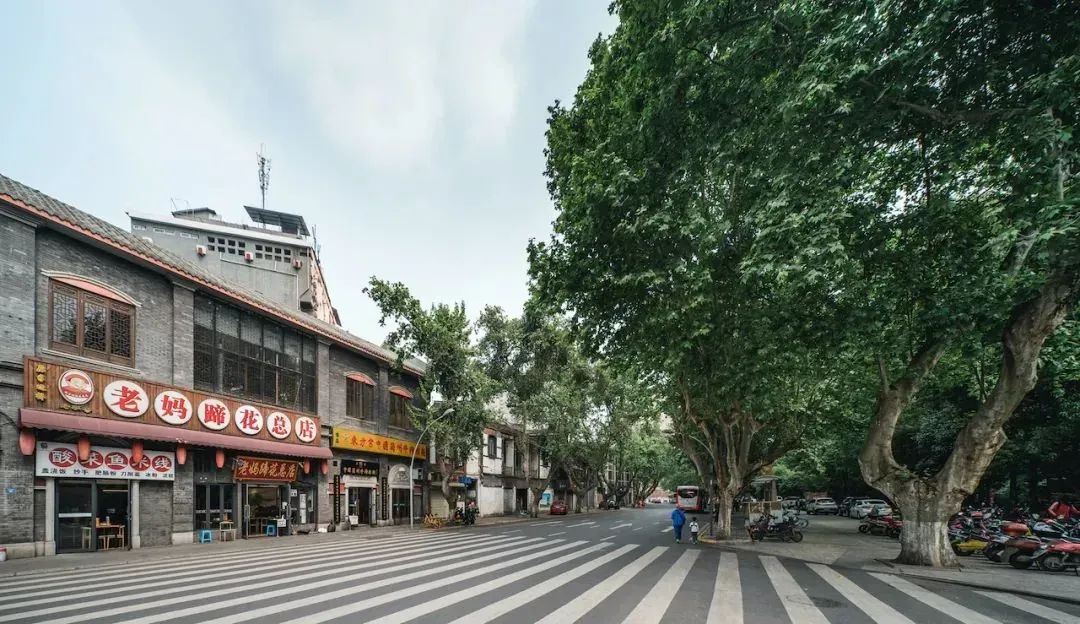 纯「官方出品」的成都祠堂街最近「风很大」，看过之后来聊点真话