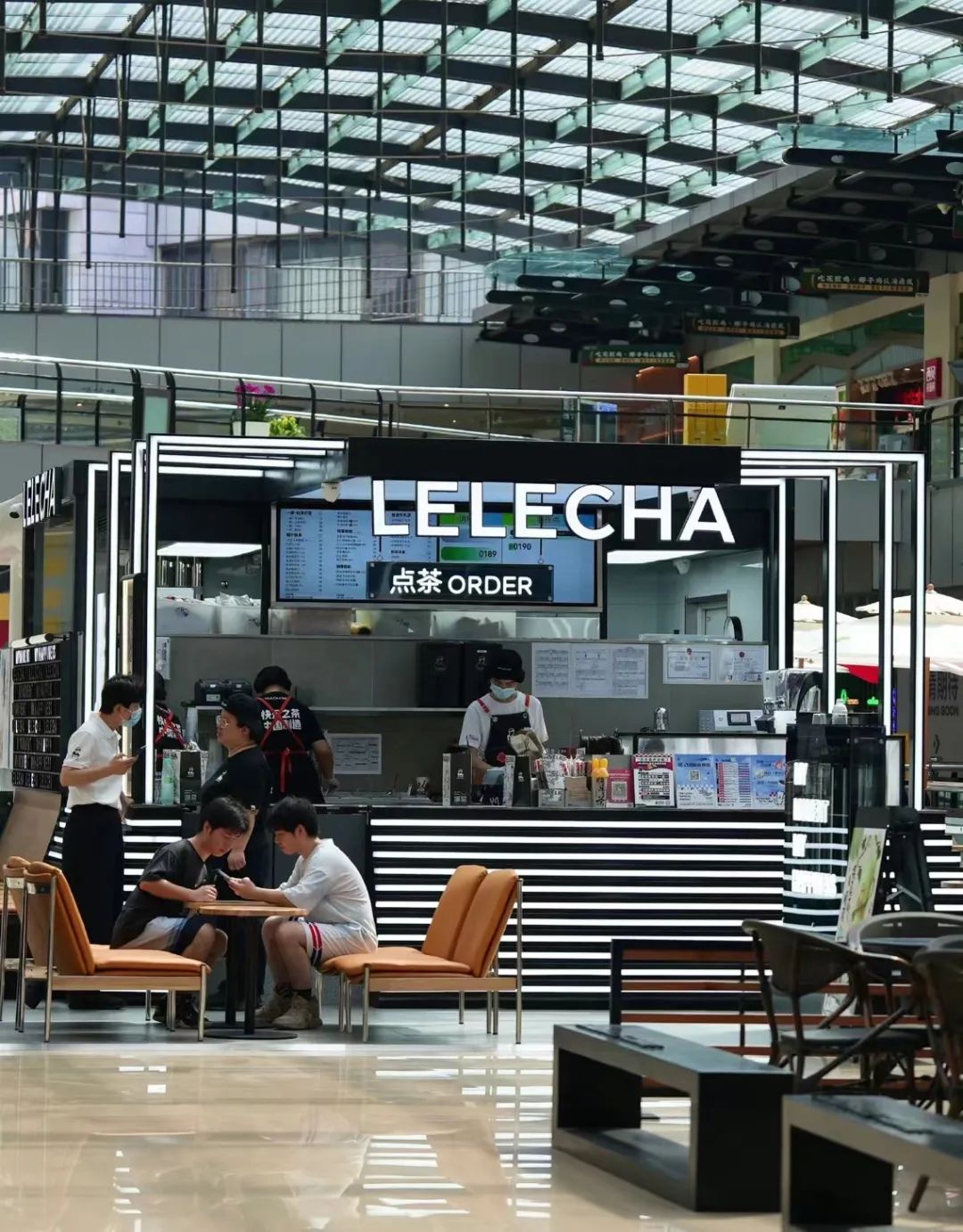 结盟一年：奈雪不装了，乐乐茶真变了