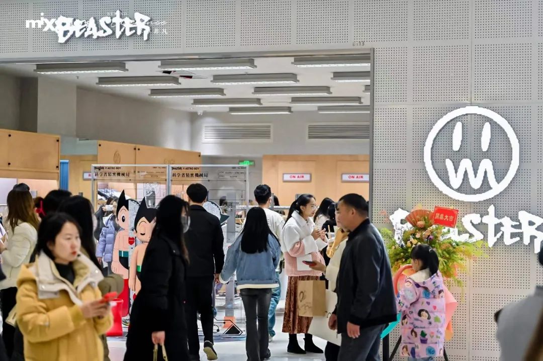 华润万象生活首家高化自营店开出，春城从此万象