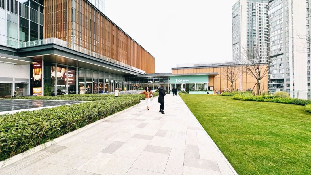 华润万象生活首家高化自营店开出，春城从此万象