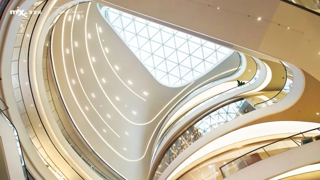 华润万象生活首家高化自营店开出，春城从此万象