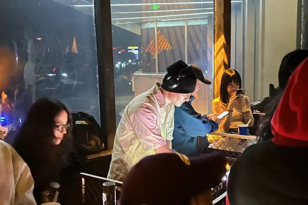 上海，正在流行“晚6早5”的生活模式