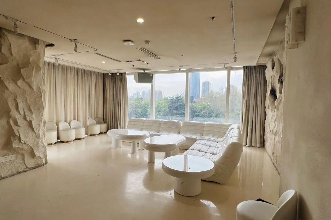 上海，正在流行“晚6早5”的生活模式