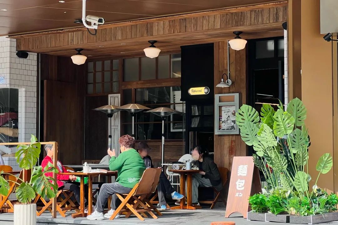 上海，正在流行“晚6早5”的生活模式